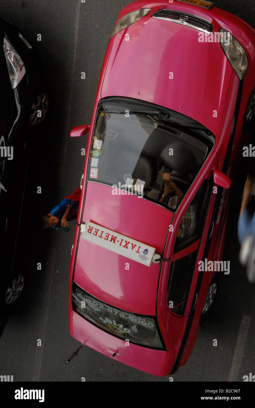 Bangkok-Pink taxi, kleines Kind versucht zu reinigen, Windschutzscheibe, in der Luft erschossen, Bangkok, thailand Stockfoto