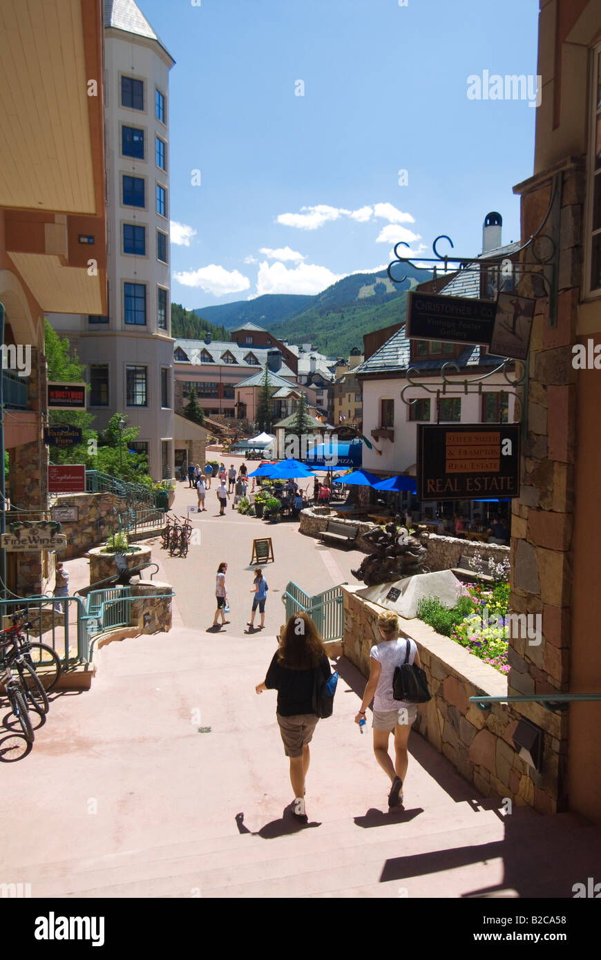 Ein Spaziergang durch Beaver Creek Village Colorado Frauen Stockfoto