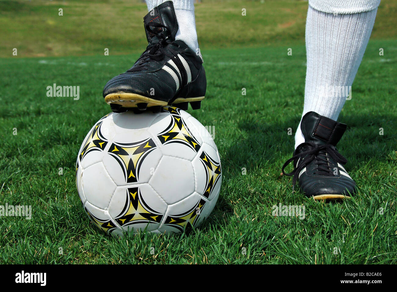 Fußball unter Schuh des Players Stockfoto