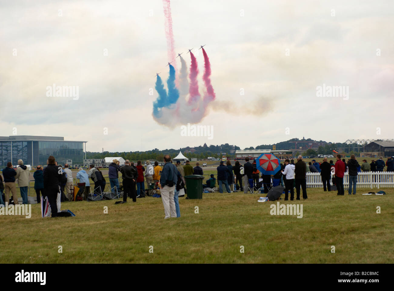 Öffentliche / Enthusiasten beobachten der Red Arrows Display Team Farnborough Air Show 2008 Stockfoto