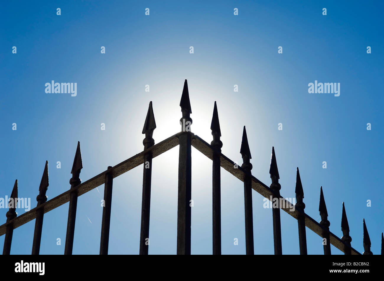 Rand eines alten Spike eisernen Geländers gegen die shinning Sonne Stockfoto