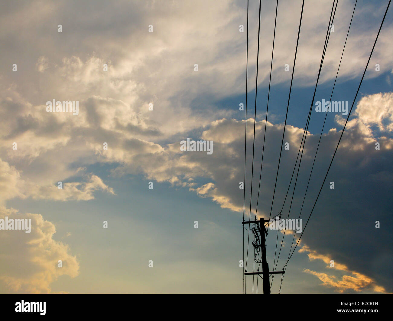 Kommunikationen vor stürmischen Wolken. Stockfoto