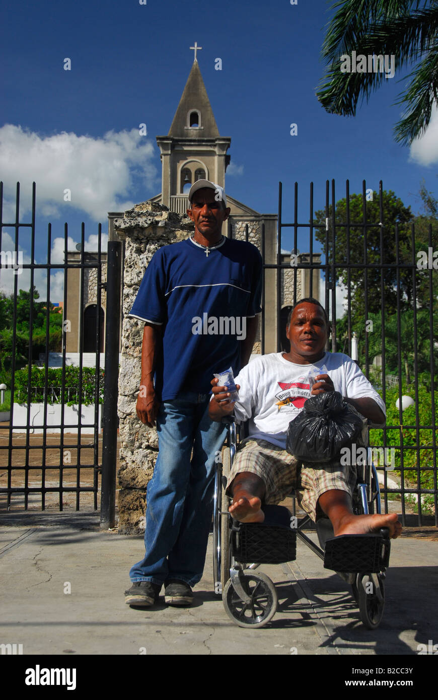 Behinderte Menschen vor Saint Paul Church, La Romana, Südküste der Dominikanischen Republik, Karibik, Amerika Stockfoto