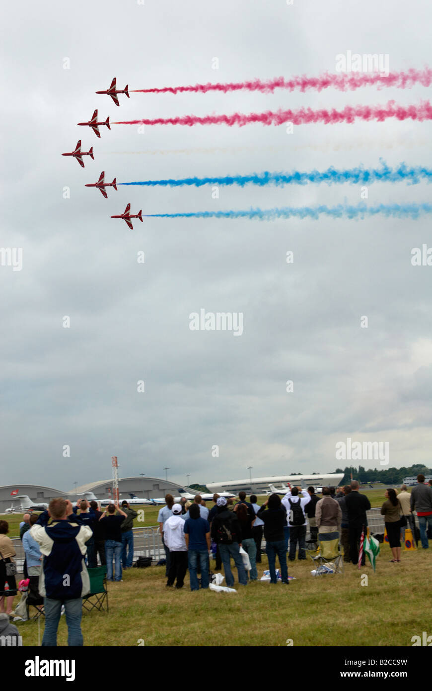 Öffentliche / Enthusiasten beobachten der Red Arrows Display Team Farnborough Air Show 2008 Stockfoto