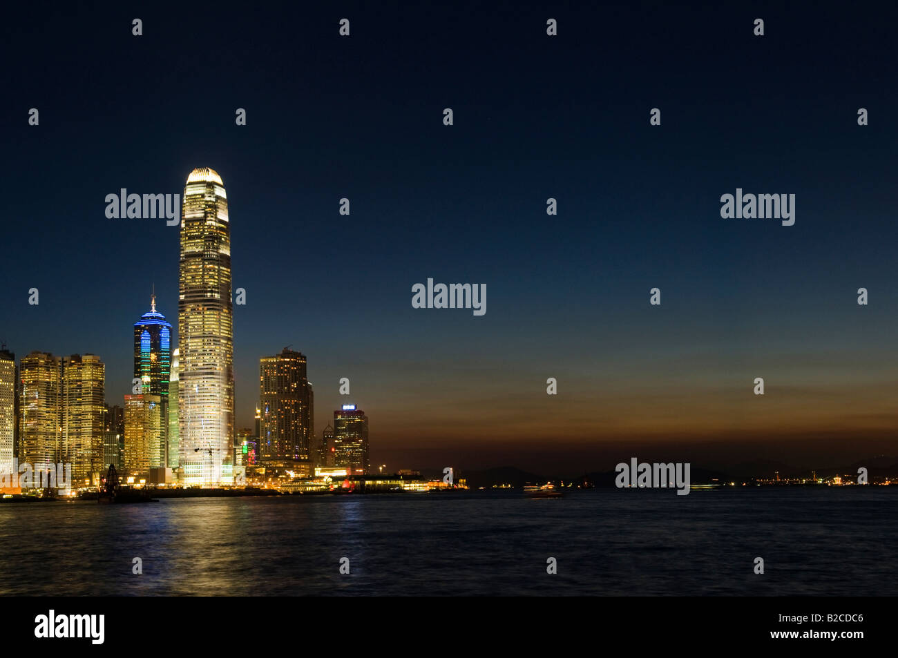 "Das Wahrzeichen IFC Tower auf die Ufer des Victoria Harbour in Hongkong" Stockfoto