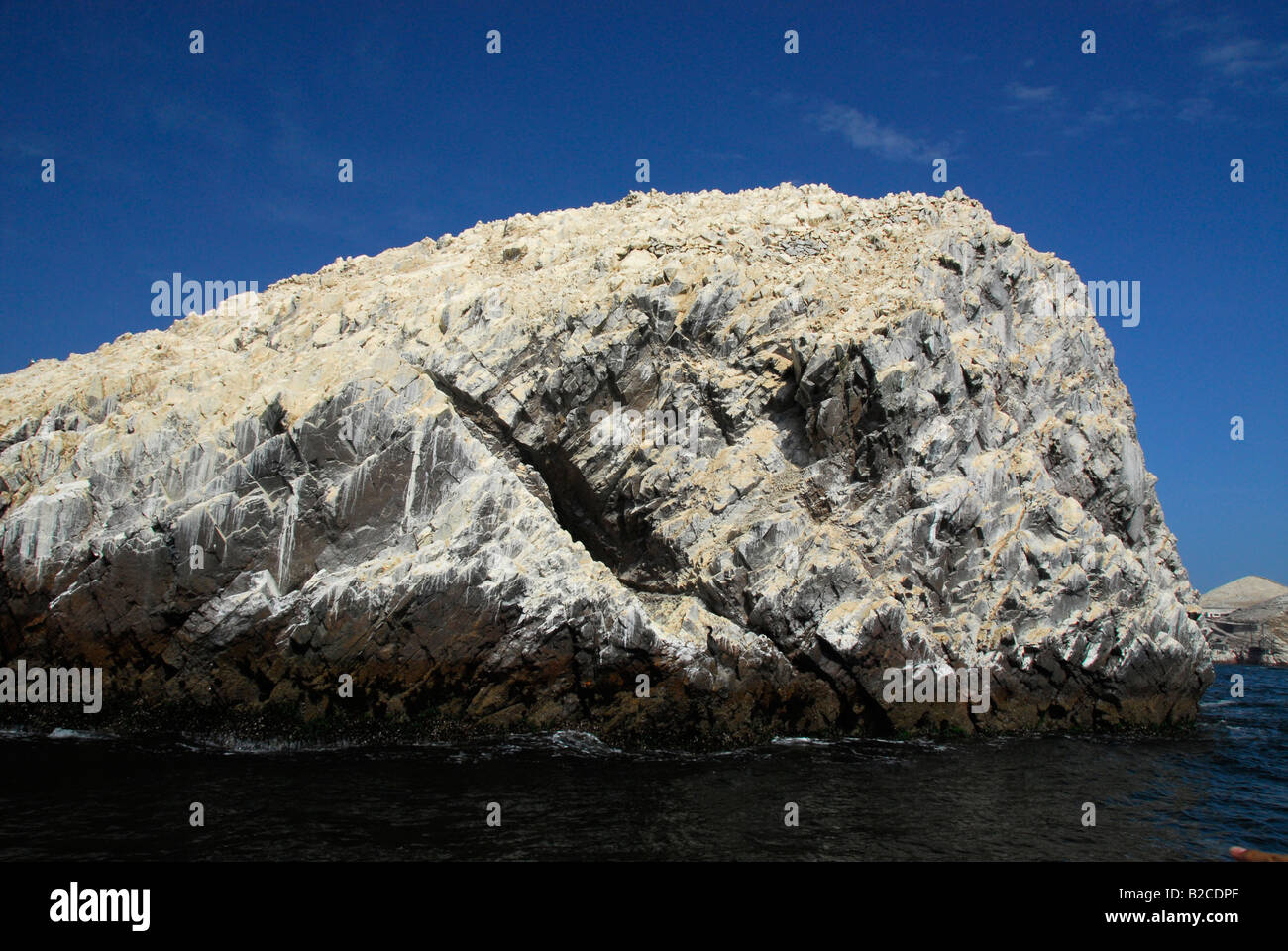 Felswand bedeckt mit Guano auf Ballestas Inseln in Paracas-Nationalpark, Pazifik, Peru, Südamerika Stockfoto
