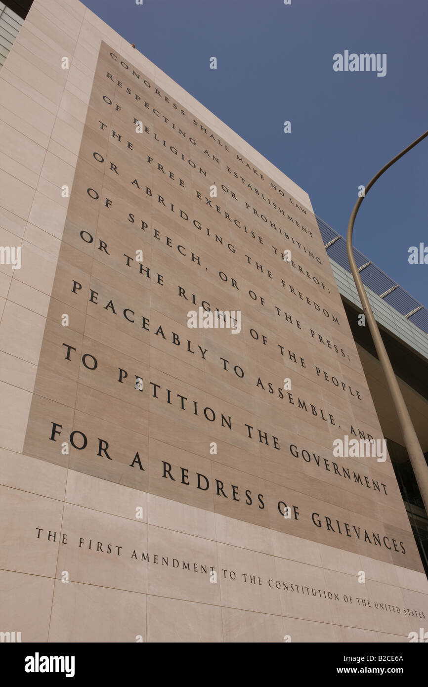 WASHINGTON, DC USA - Newseum, interaktives Museum der Nachrichten. Außen hat eine 74-Fuß-hohe Marmor Gravur des First Amendment. Stockfoto