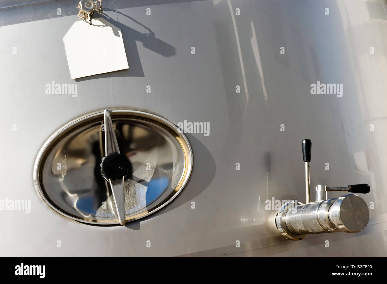 Detail eines Edelstahl-Tanks in einem Weingut Portugal Stockfoto