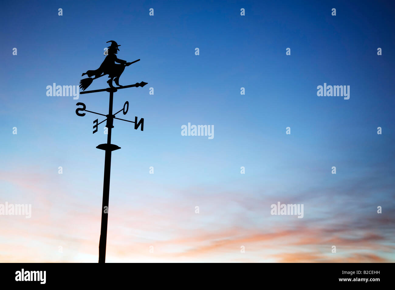 Eine Silhouette von einer Wetterfahne mit einer Hexe an der Spitze Stockfoto