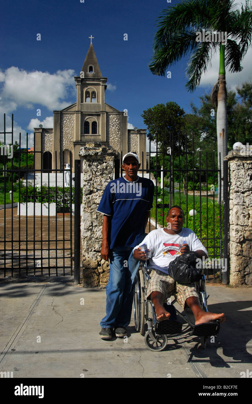 Behinderte Menschen vor Saint Paul Church, La Romana, Südküste der Dominikanischen Republik, Karibik, Amerika Stockfoto