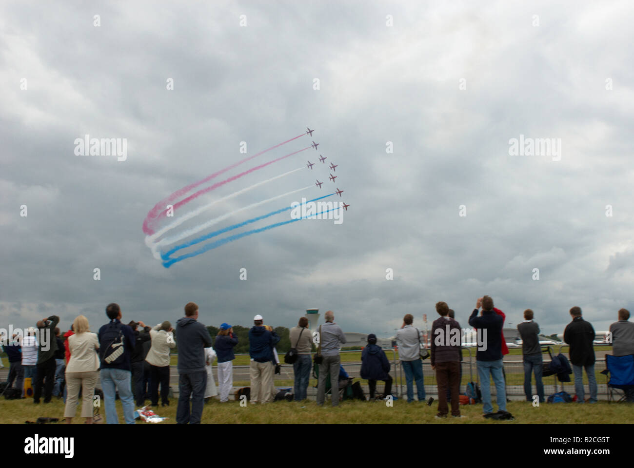 Öffentliche / Enthusiasten beobachten der Red Arrows Display Team Farnborough Air Show 2008 Stockfoto