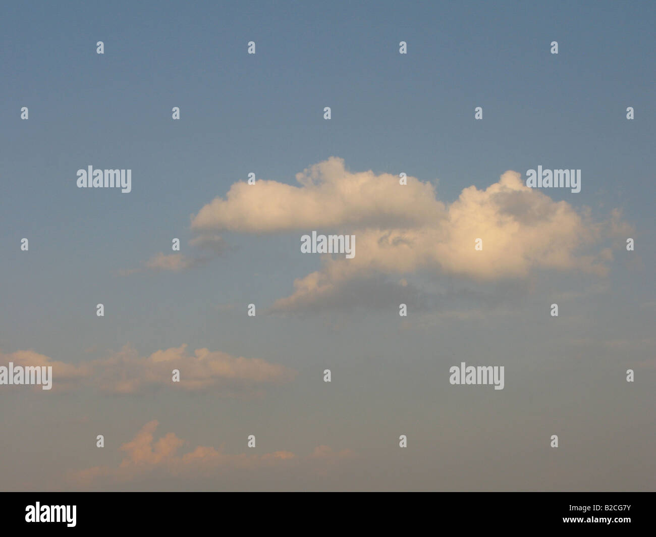 Geschwollene Cumulus-Wolken am blauen Himmel, Stockfoto
