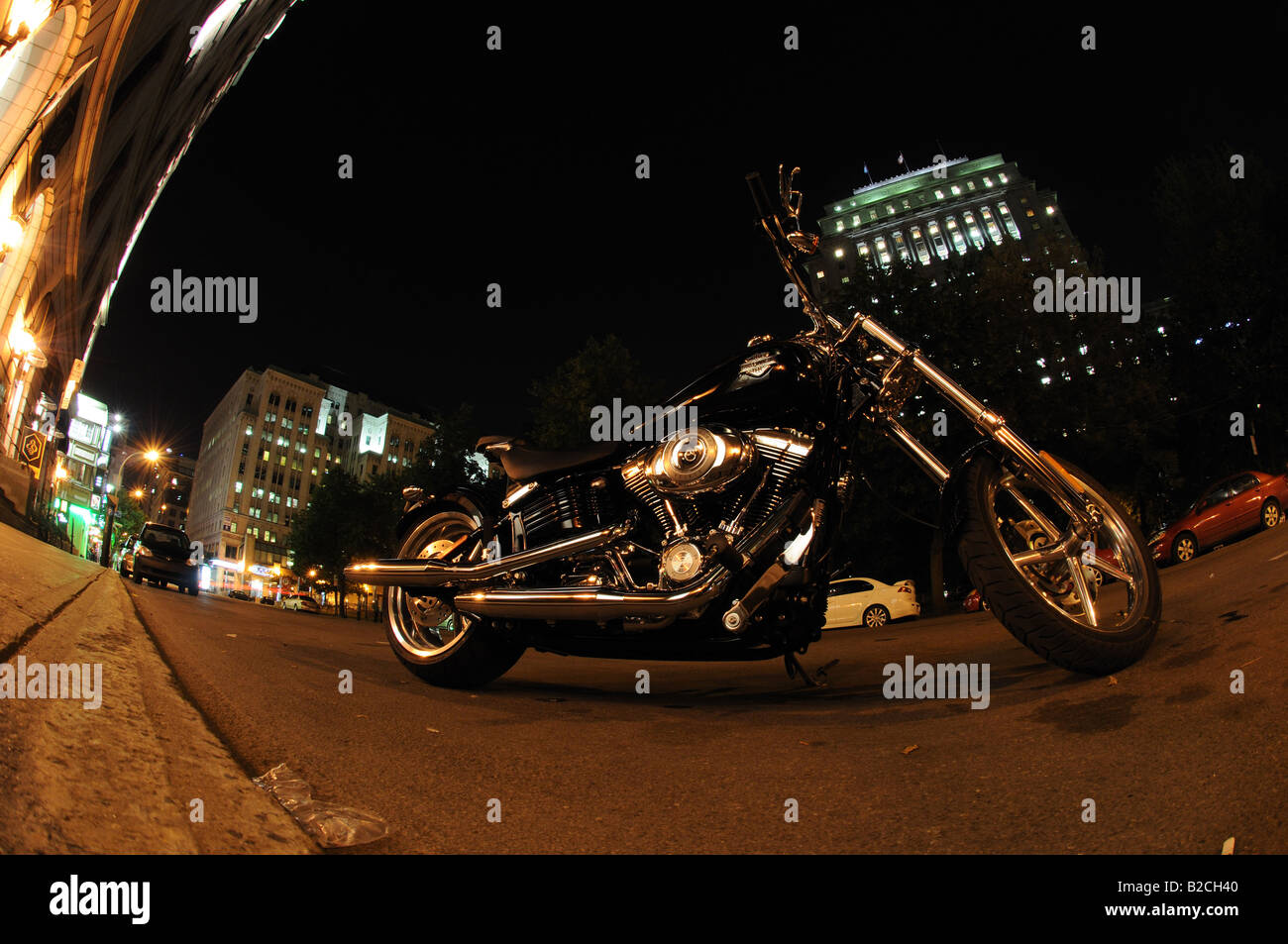 Eine Weitwinkelansicht einer Harley Davidson auf Peel Street in Montreal, Kanada, das Chrom finish dieser perfekt polierte Maschine. Stockfoto