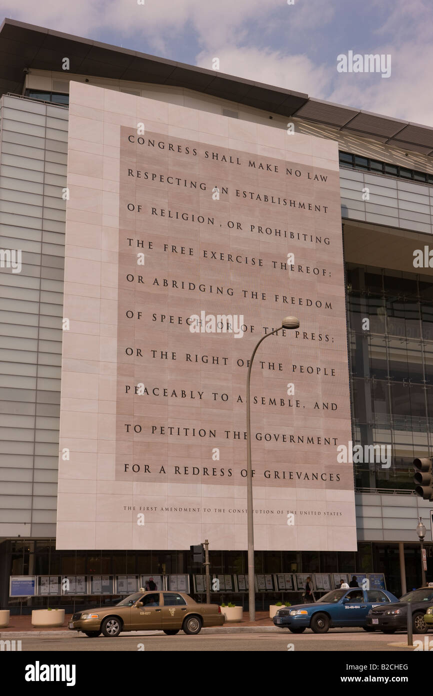 WASHINGTON, DC USA - Newseum, interaktives Museum der Nachrichten. Außen hat eine 74-Fuß-hohe Marmor Gravur des First Amendment. Stockfoto
