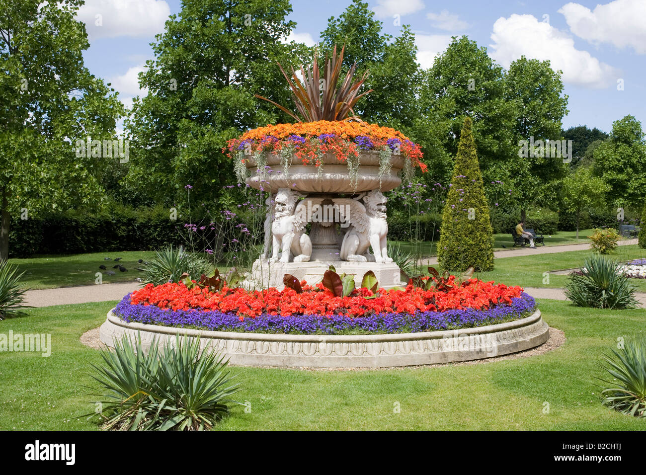 Blume-Anzeige in den italienischen Gärten im Regents Park, London, England Stockfoto