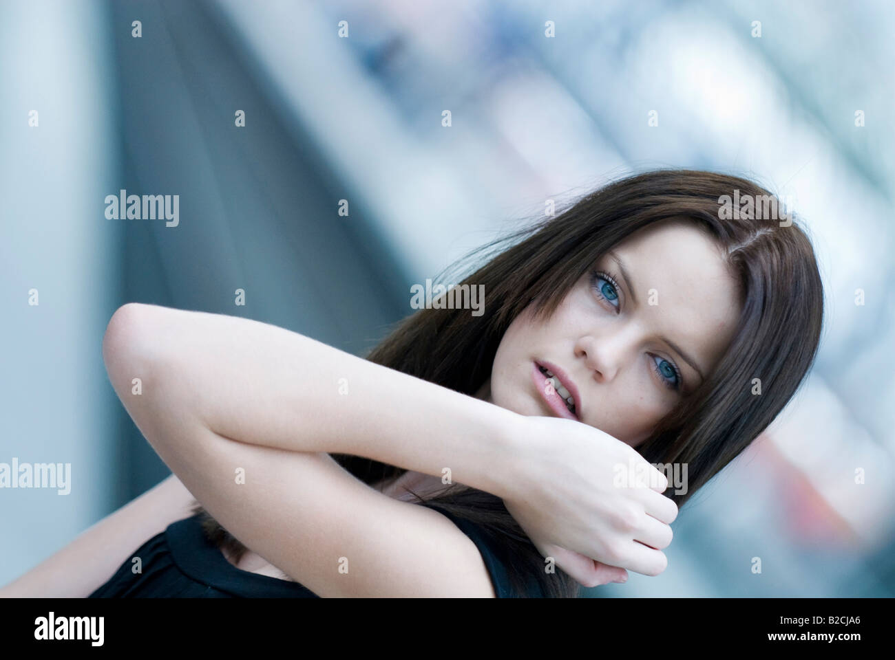 junge Frau am Bahnhof Stockfoto