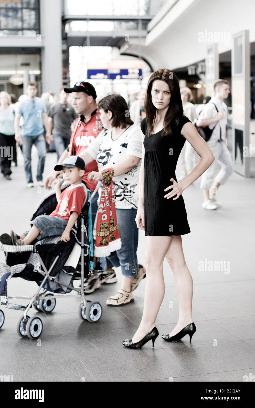 junge Frau in der Bahn Halle Stockfoto