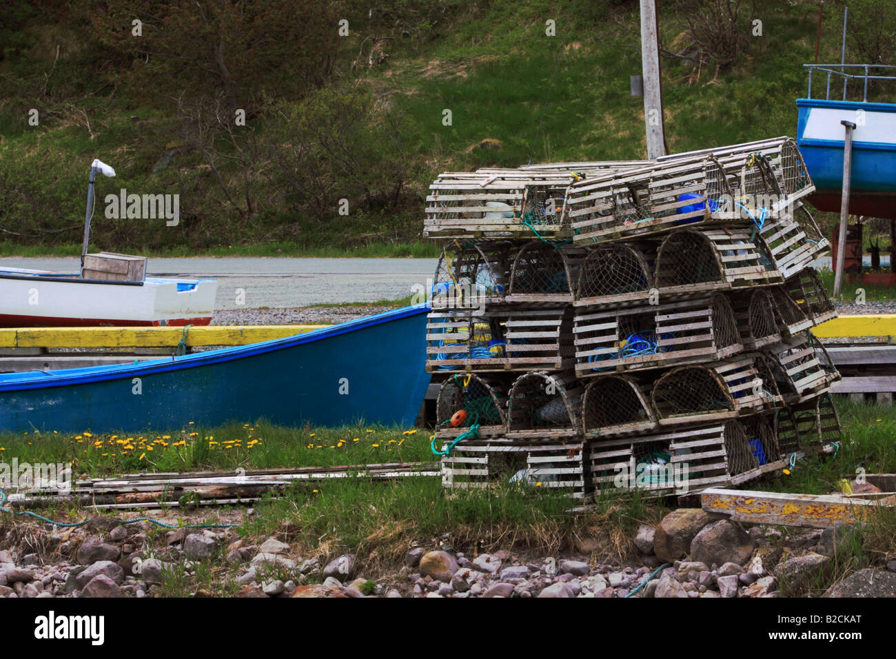Hummer-Töpfe in der Nähe von bunten Boot in der Nähe von Petty Hafen ein kleines Fischerdorf in Neufundland Stockfoto