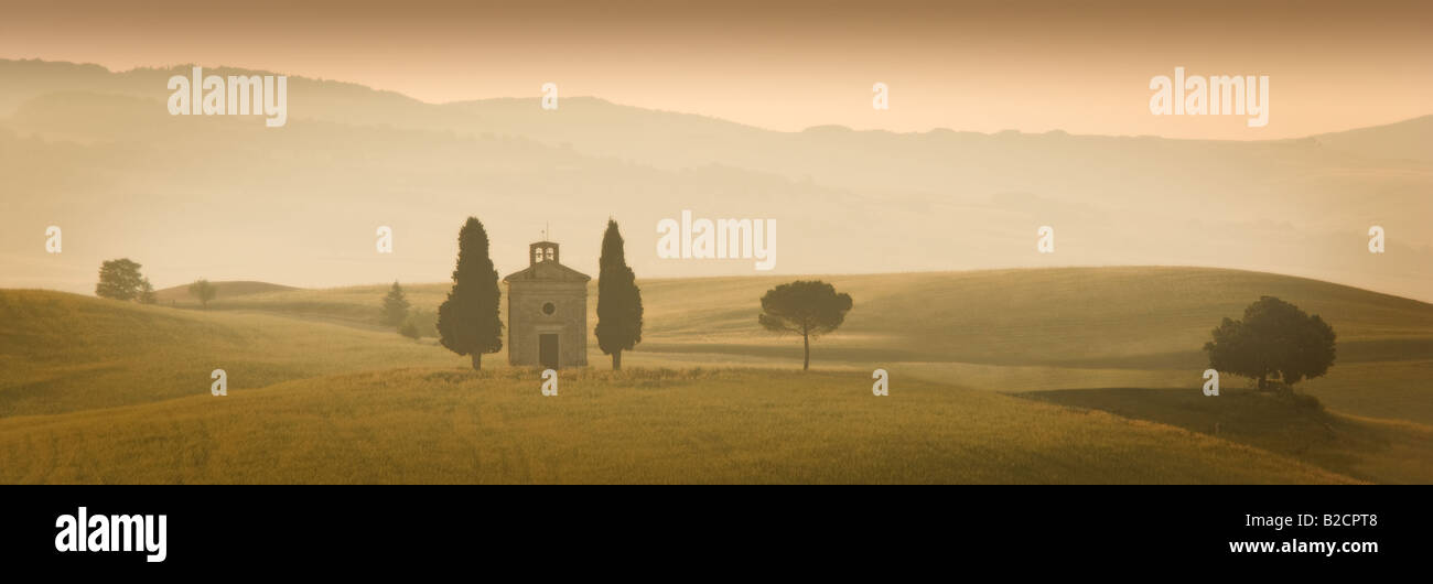 Panoramablick auf der Vitaleta-Kapelle in Val D Orcia in der Toskana in Italien Stockfoto