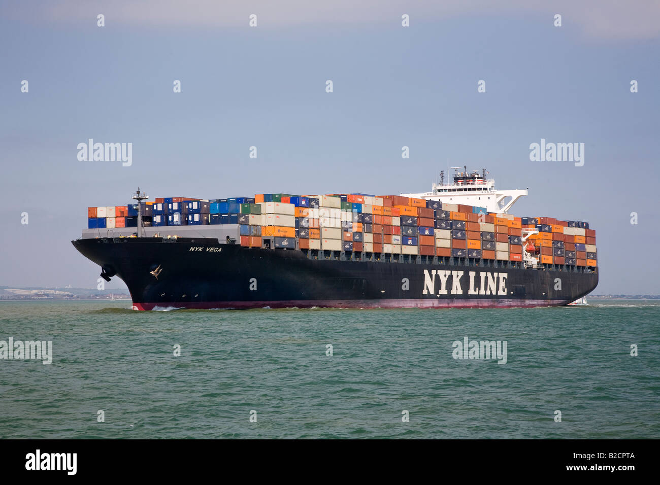 NYK Vega geladen voll Containerschiff im Solent gebunden für Southampton UK Stockfoto