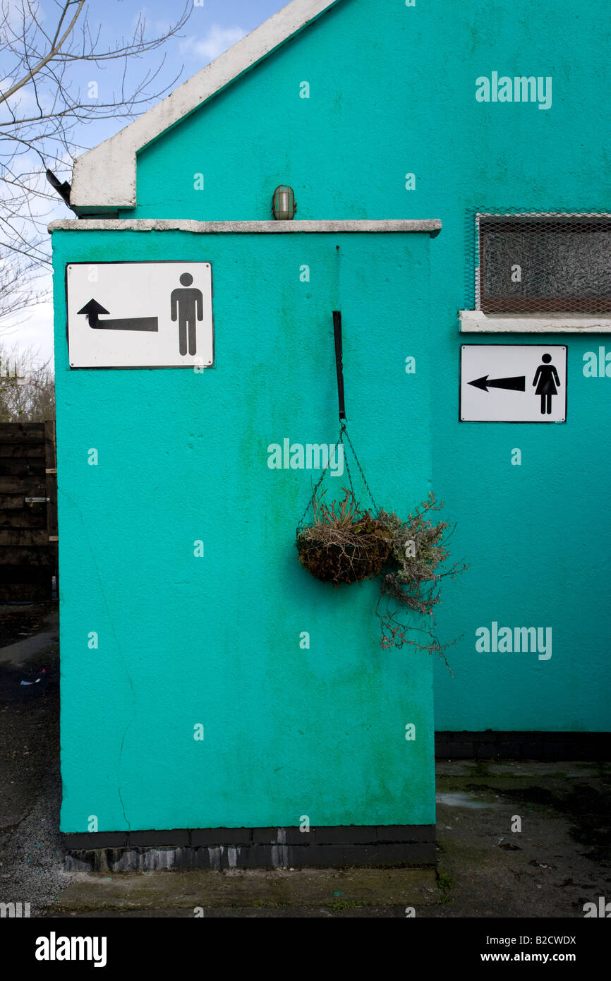 Schmutzige Toiletten, mit männlichen und weiblichen Schilder und Pfeile, Sneem, County Kerry, Irland Stockfoto