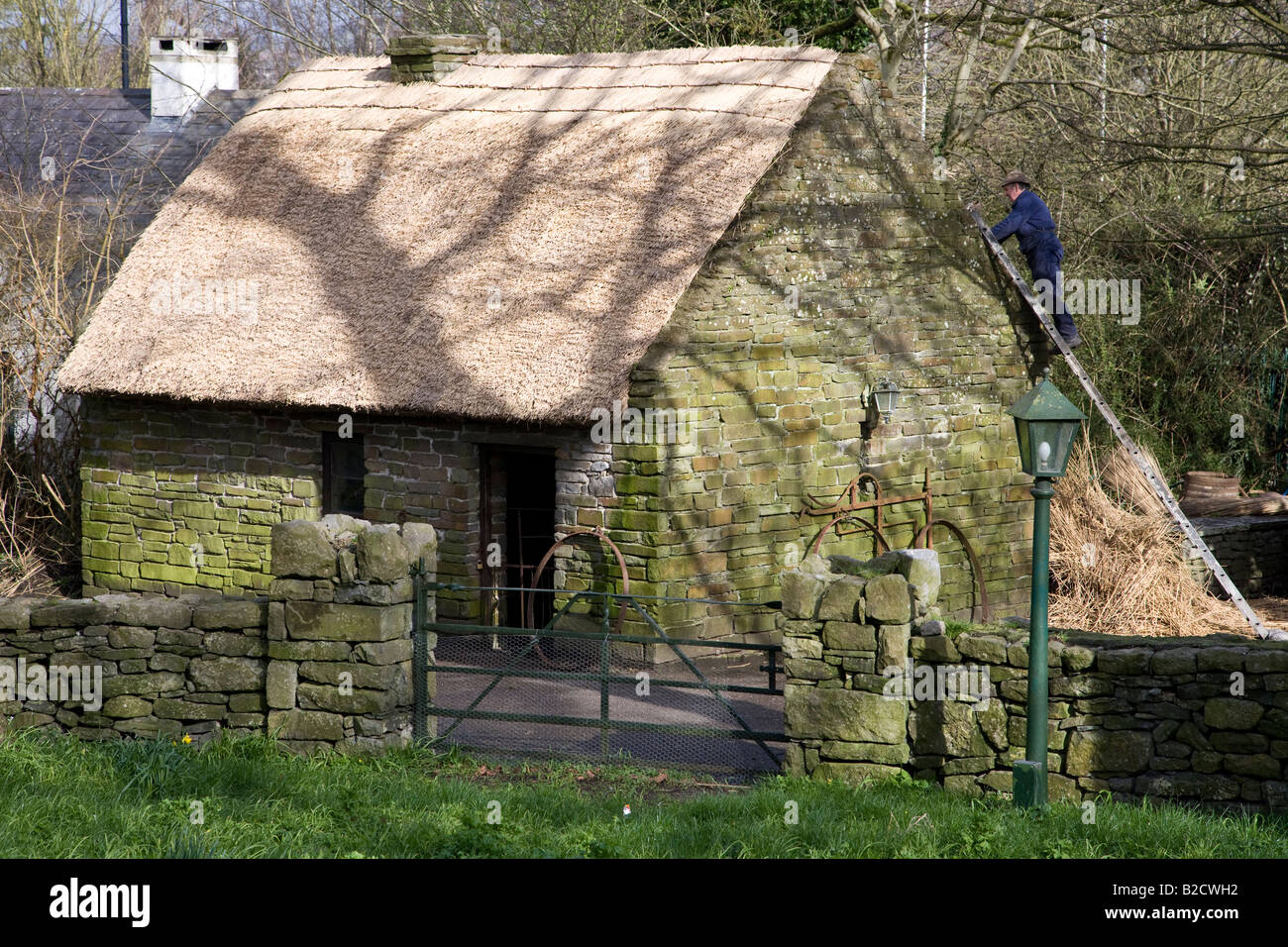 Irische Ferienhaus mit Reetdach im Bunratty Folk Park, County Clare, Irland Stockfoto