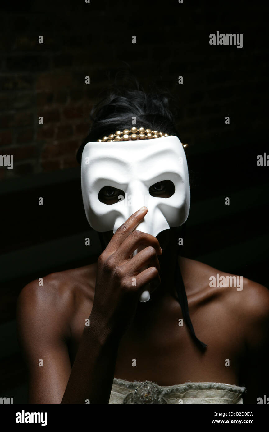 Junge Frau hinter Kostüm Maske. Stockfoto