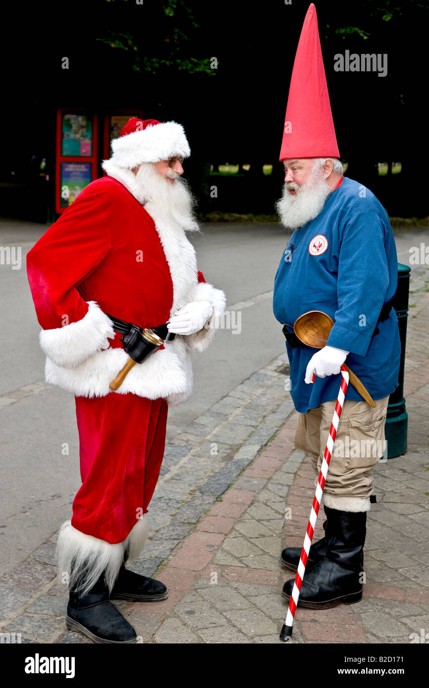 Traditionell verkleidet sprechen der schwedischen Hi-Hat-Weihnachtsmann Weihnachtsmann Stockfoto