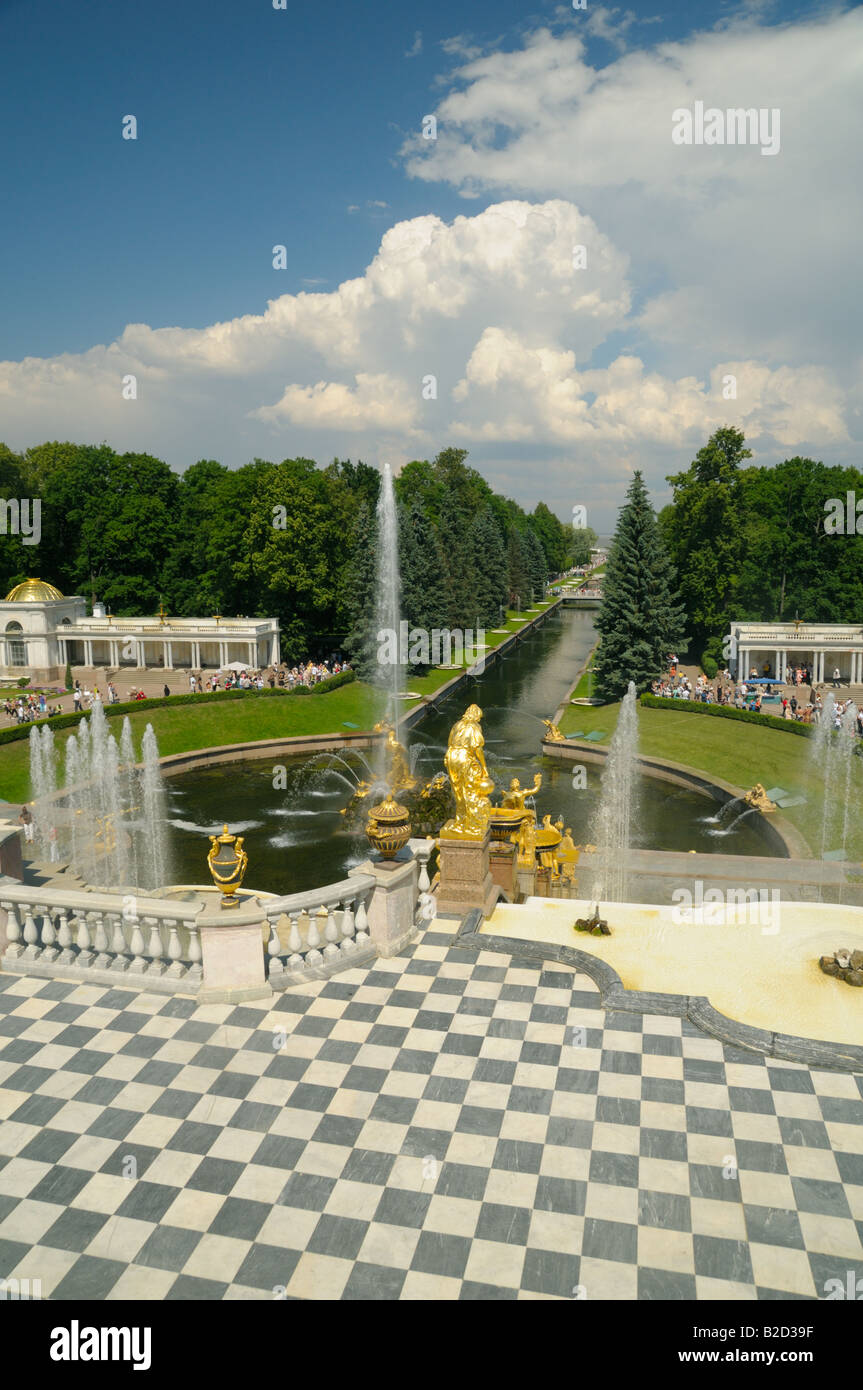 Großen Kaskade und Meer-Kanal von Peterhof, St. Petersburg, Russland Stockfoto