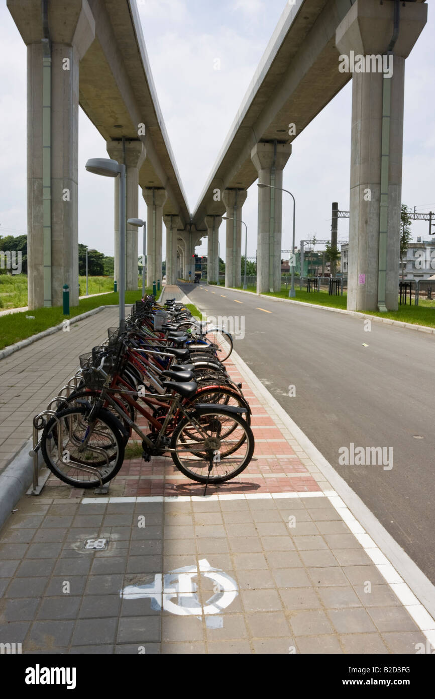 Fahrrad und Behinderten Parkplätze unter den zwei Spuren von Kaohsiung Mass Rapid Transit KMRT Kaohsiung Taiwan Stockfoto