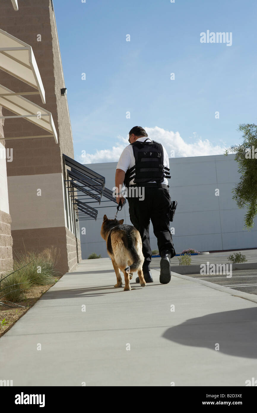 Wachmann mit Hund auf Patrouille Stockfoto