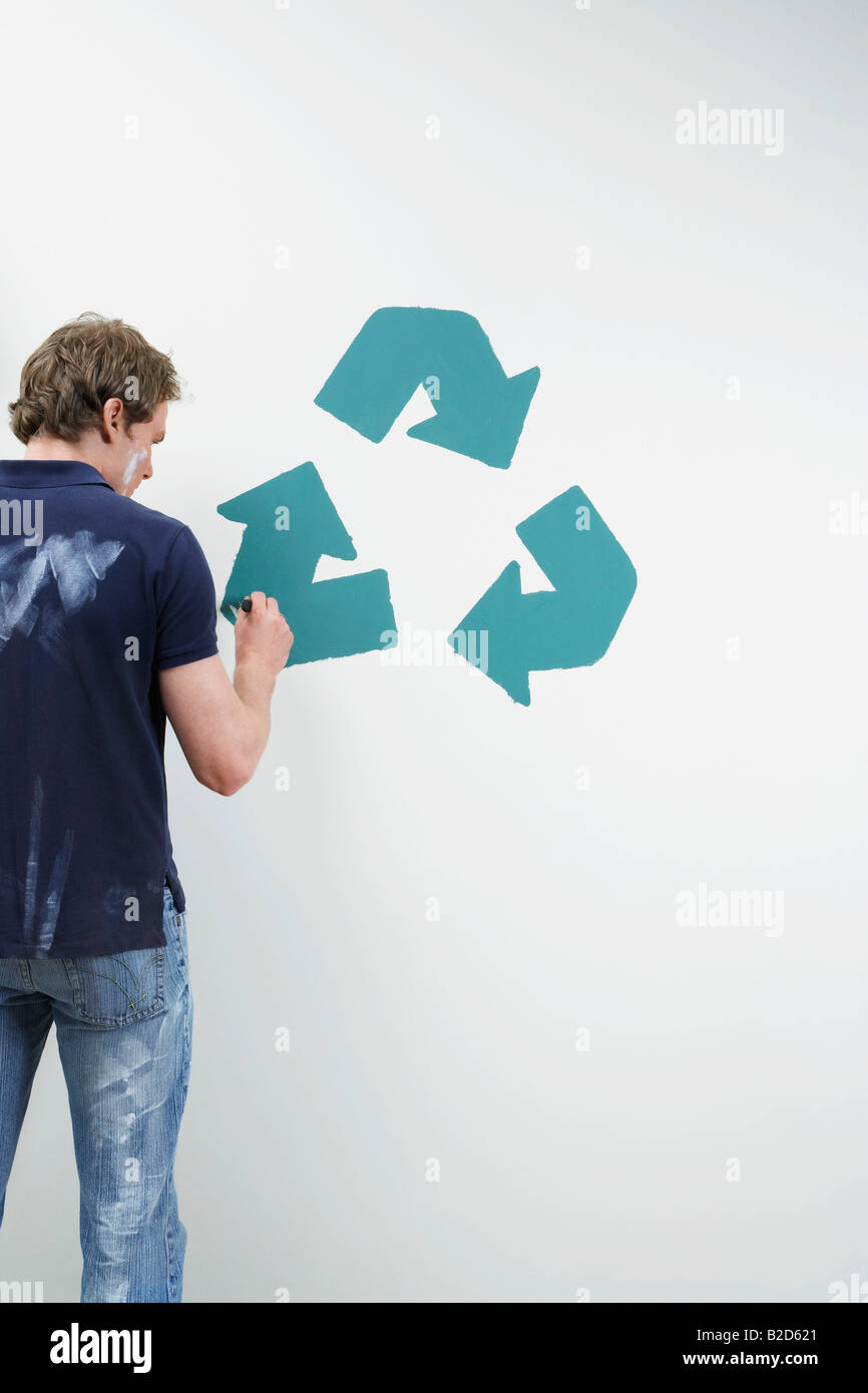 Mann recycling Schild an Wand malen Stockfoto