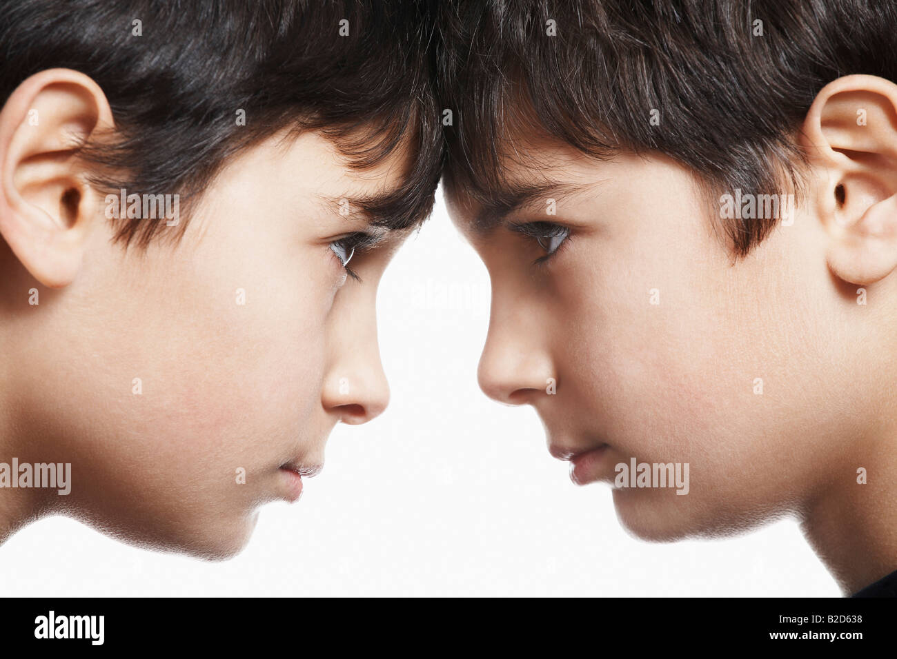 Zwei Jungs (13-15) Kopf an Kopf, Nahaufnahme Stockfoto