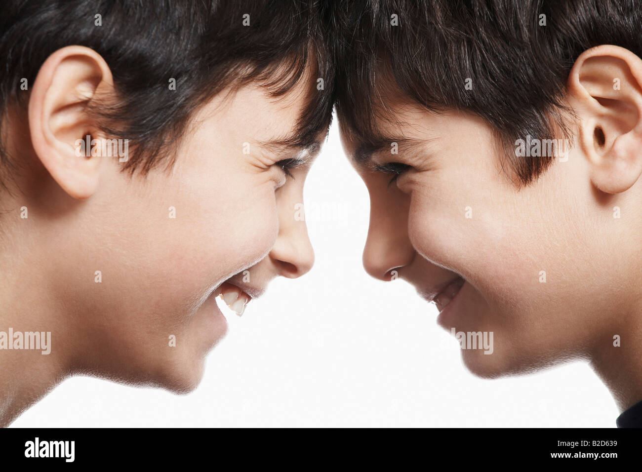Zwei jungen (13-15) Kopf an Kopf, lachende, Nahaufnahme Stockfoto