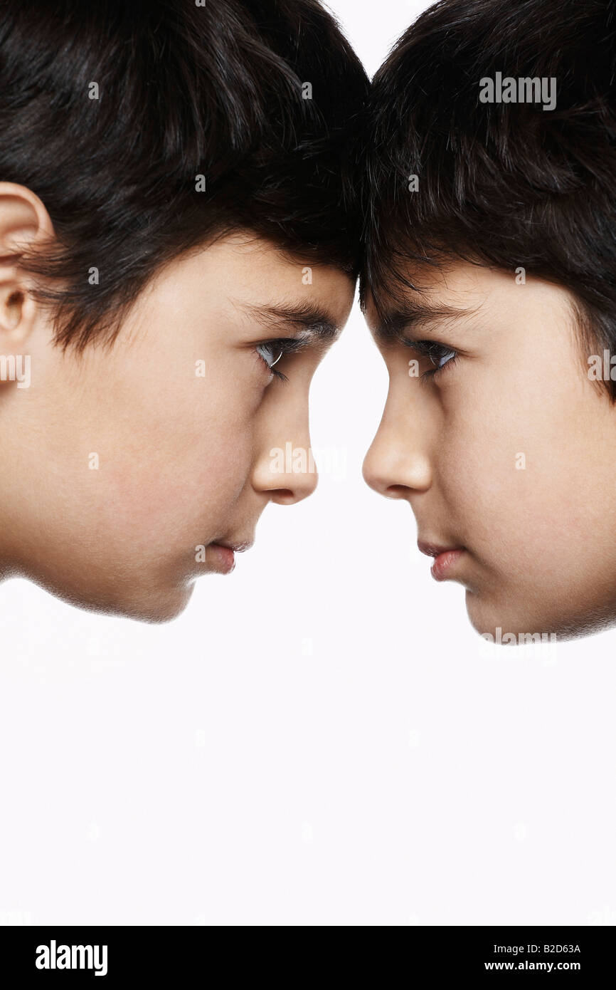 Zwei Jungs (13-15) Kopf an Kopf, Nahaufnahme Stockfoto
