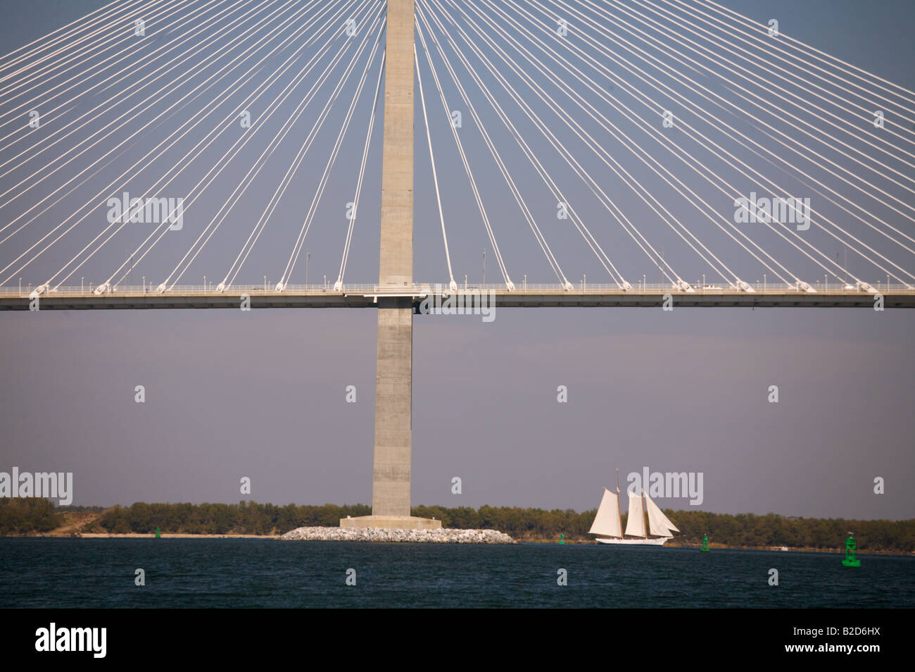 Großsegler Spirit of South Carolina unterquert die Arthur Ravenel Bridge im Hafen von Charleston South Carolina Stockfoto