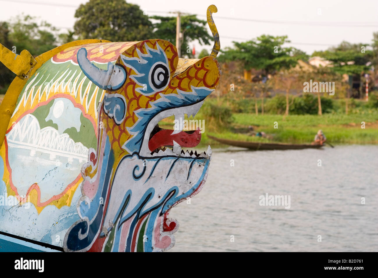 Boote mit Drachen geformt Bug fahren entlang des Parfüm-Flusses in Hue. Sie nehmen Touristengruppen am Fluss. Stockfoto