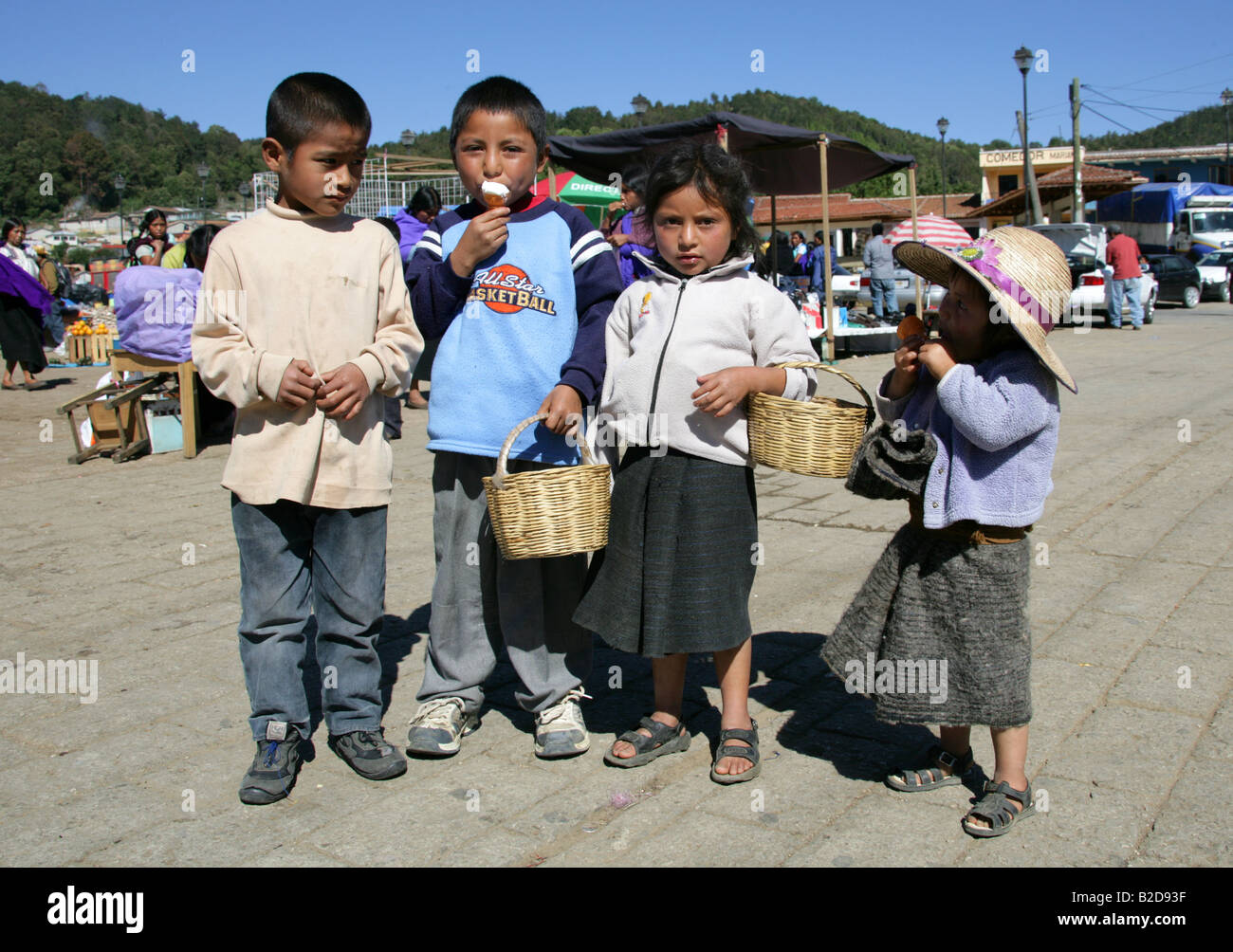 Indigene mexikanische Kinder im Ort außerhalb San Juan Chamula Marktkirche, Nr San Cristobal de Las Casas, Chiapas, Mexiko Stockfoto