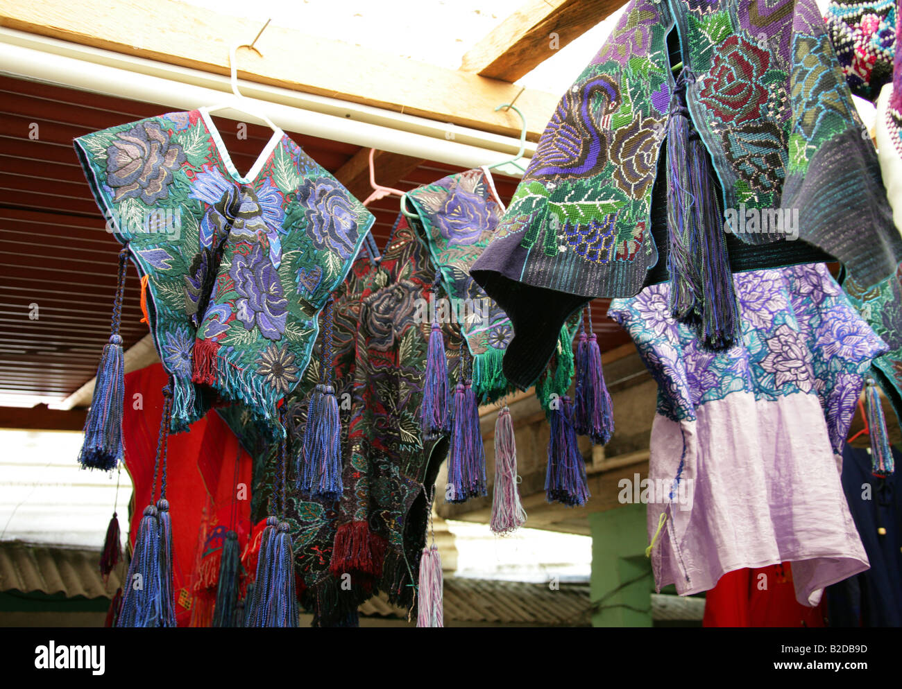 Traditionelle Zinacantan Ponchos, San Lorenzo Zinacantan, Nr San Christobal de Las Casas, Chiapas, Mexiko. Stockfoto