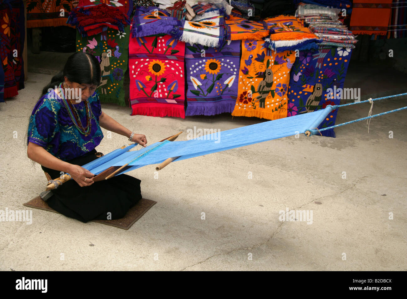 Zinacantan Frau weben traditionelle Materialien, San Lorenzo Zinacantan, Nr San Christobal de Las Casas, Chiapas, Mexiko Stockfoto