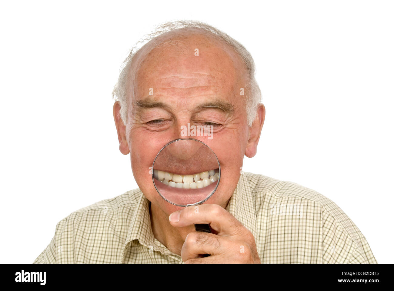 Humorvolle horizontale Bildniss ein älterer Herr mit stolz seine eigenen Zähne mit einer großen Lupe Angeberei Stockfoto