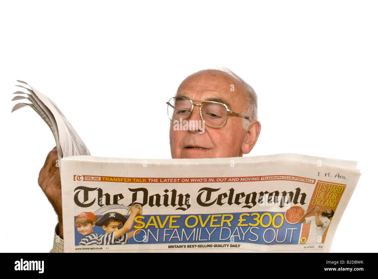 Horizontale Nahaufnahme Portrait ein älterer Herr liest seine Tageszeitung vor einem weißen Hintergrund Stockfoto