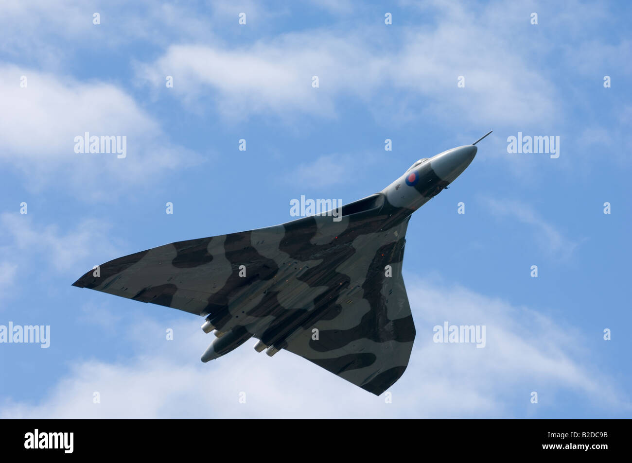 Ein RAF-Deltaflügel Vulcan Bomber während des Fluges, Unterseite Aussicht vom Boden. Stockfoto