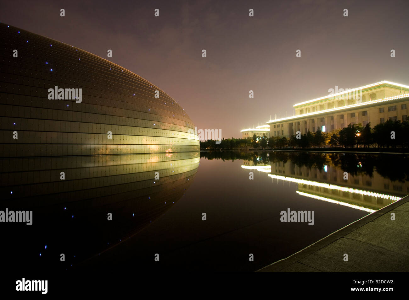 Nationalen Grand Theater von China umgeben von einem künstlichen See und der großen Halle des Volkes. Stockfoto