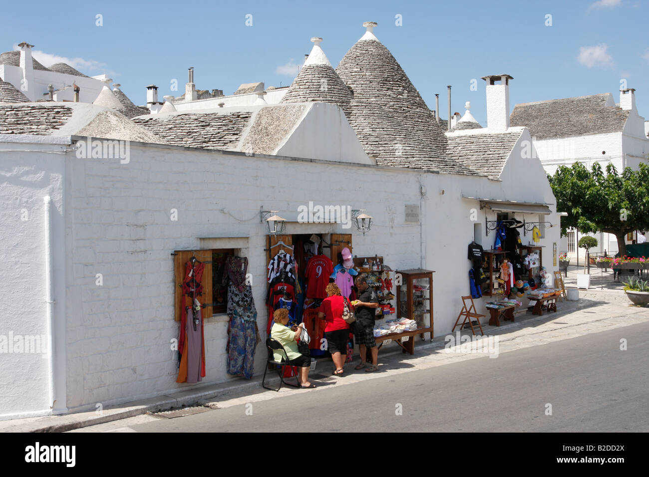 Souvenir-Shop in Alberobello, Nartional Heritage Site in Apulien. Stockfoto