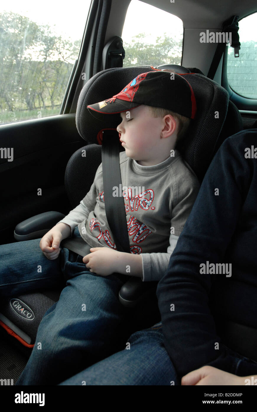 Bruder und Schwester (6-7) (8-9) schlafen im Auto Stockfotografie - Alamy