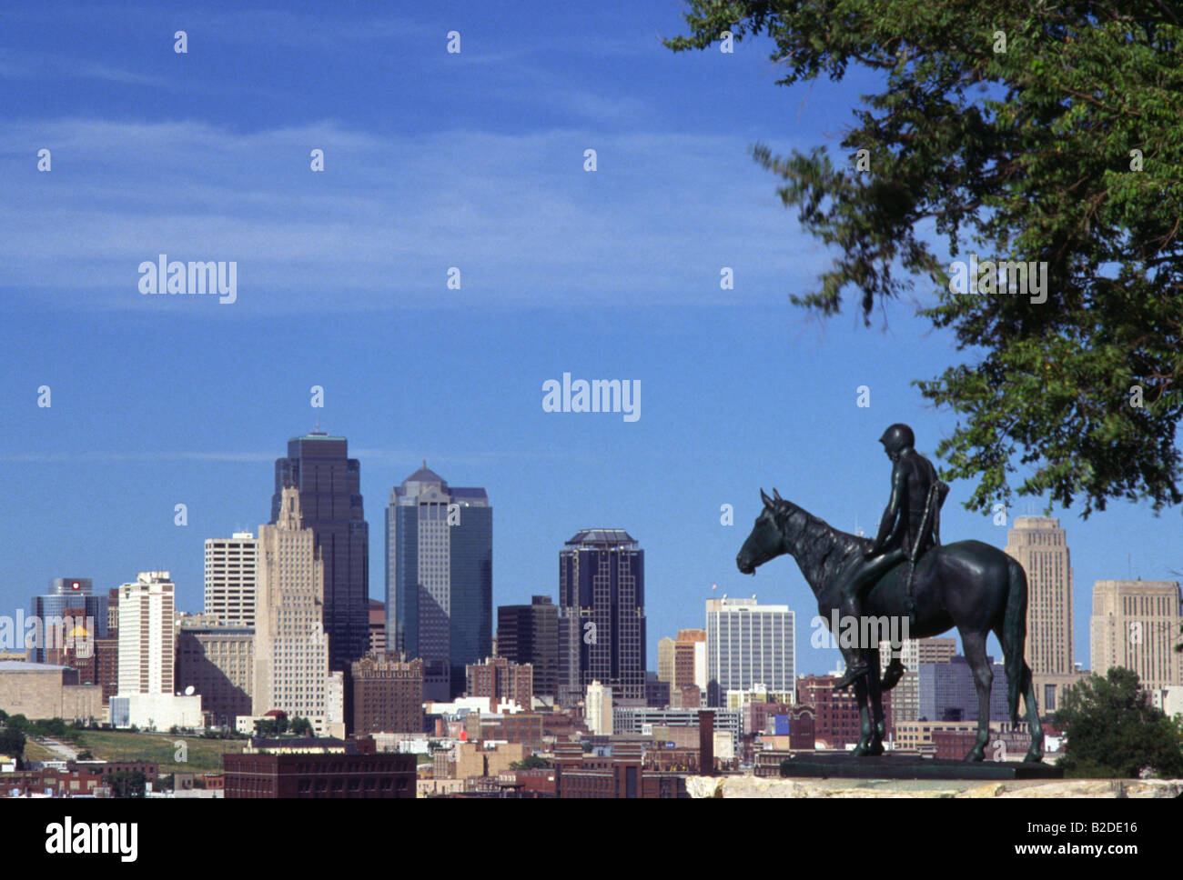 Kansas City Skyline mit einsame Gestalt auf Pferd Skulptur Stockfoto