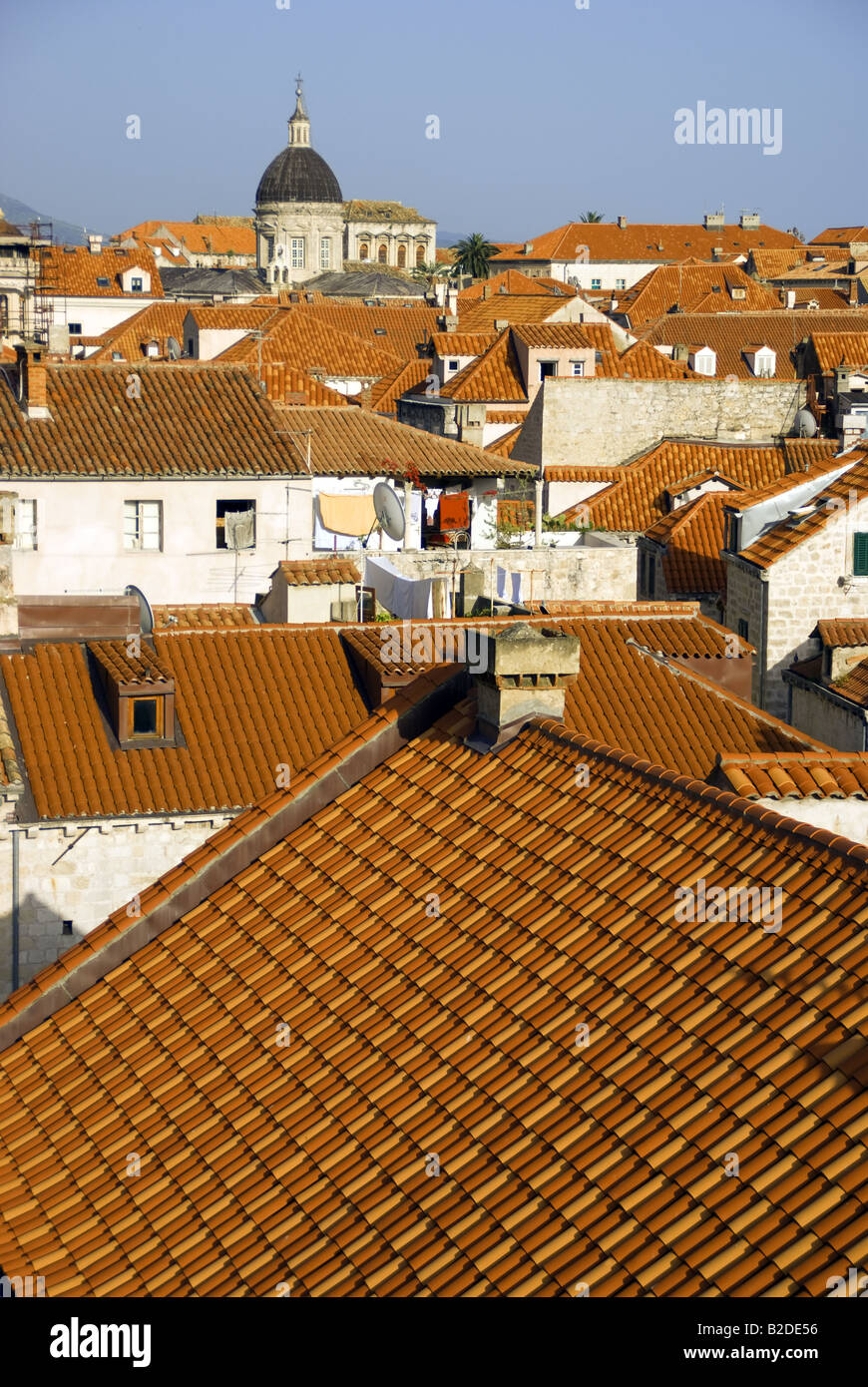 Dubrovnik Kathedrale Mariä Himmelfahrt der Jungfrau Maria zeichnet sich über die orange Ziegeldächer der Altstadt Stockfoto