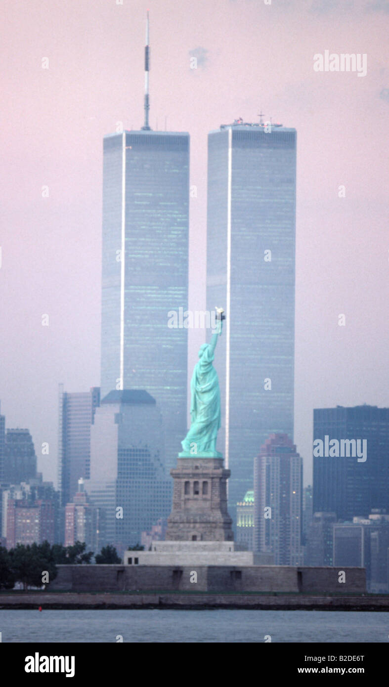 Freiheitsstatue und Zwillingstürme des World Trade Center New York City