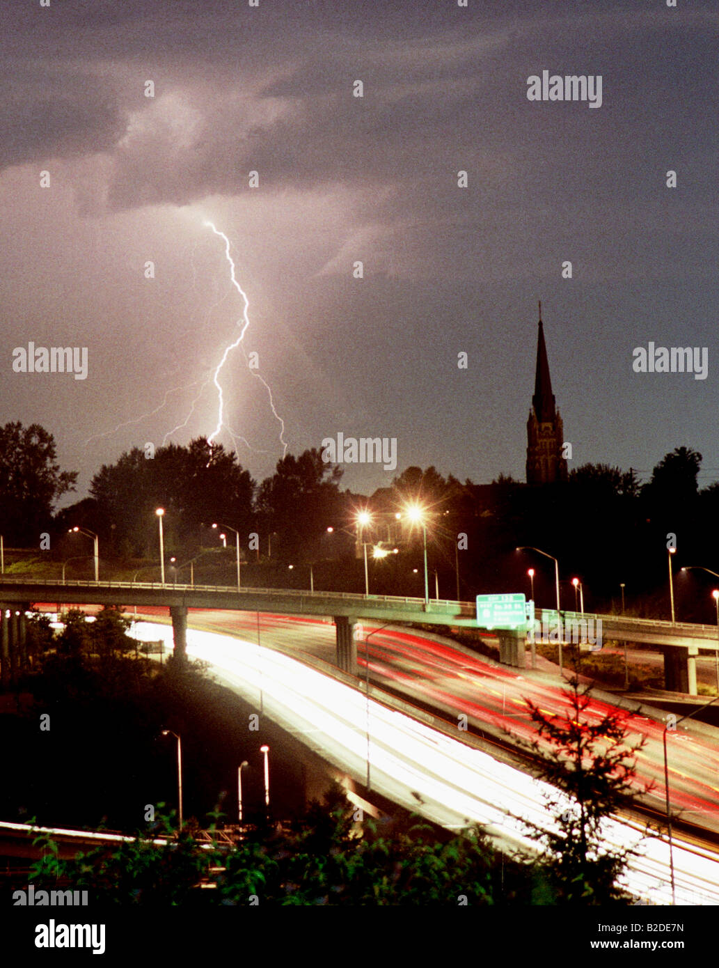 Hügel Blitzeinschlag Gewitter Tacoma Washington Autobahn i-5 Stockfoto